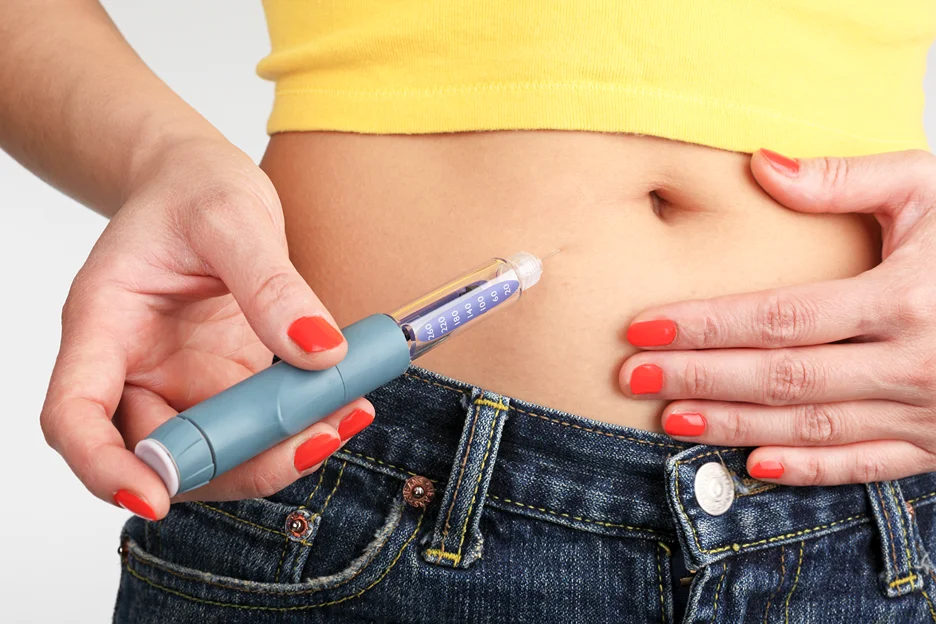 a woman injects semaglutide on her belly