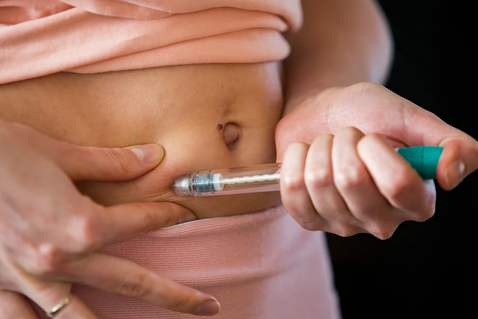 a woman injects semaglutide in her belly