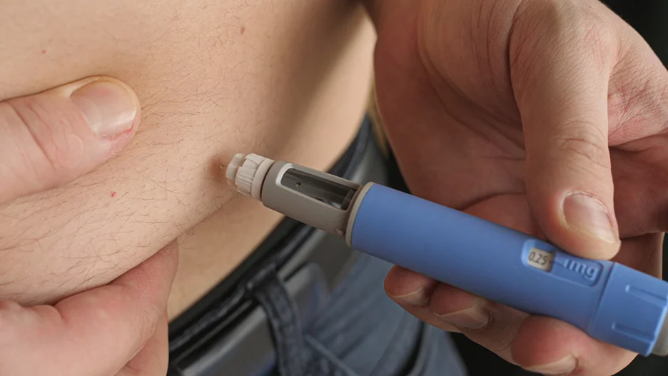a man injects semaglutide in his belly